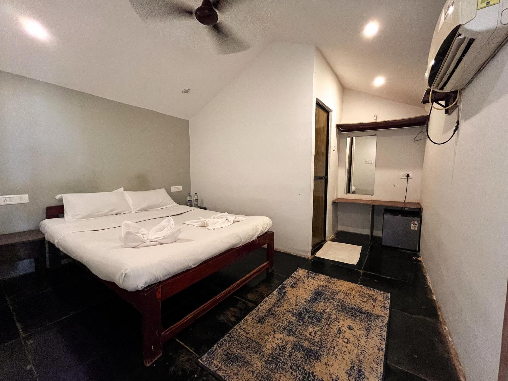 12 Monks - Beachside Hostel Arambol Dış mekan fotoğraf