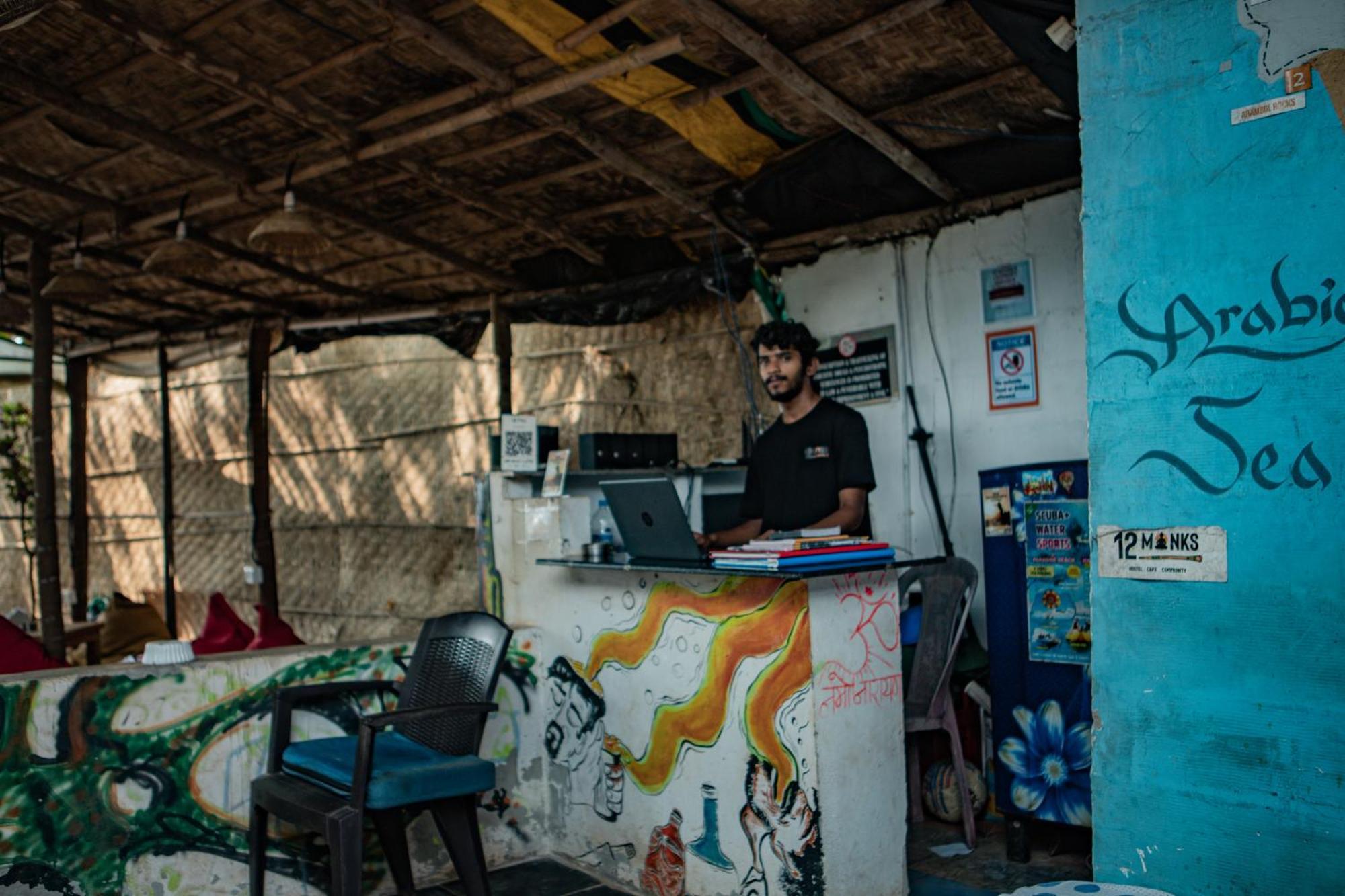 12 Monks - Beachside Hostel Arambol Dış mekan fotoğraf